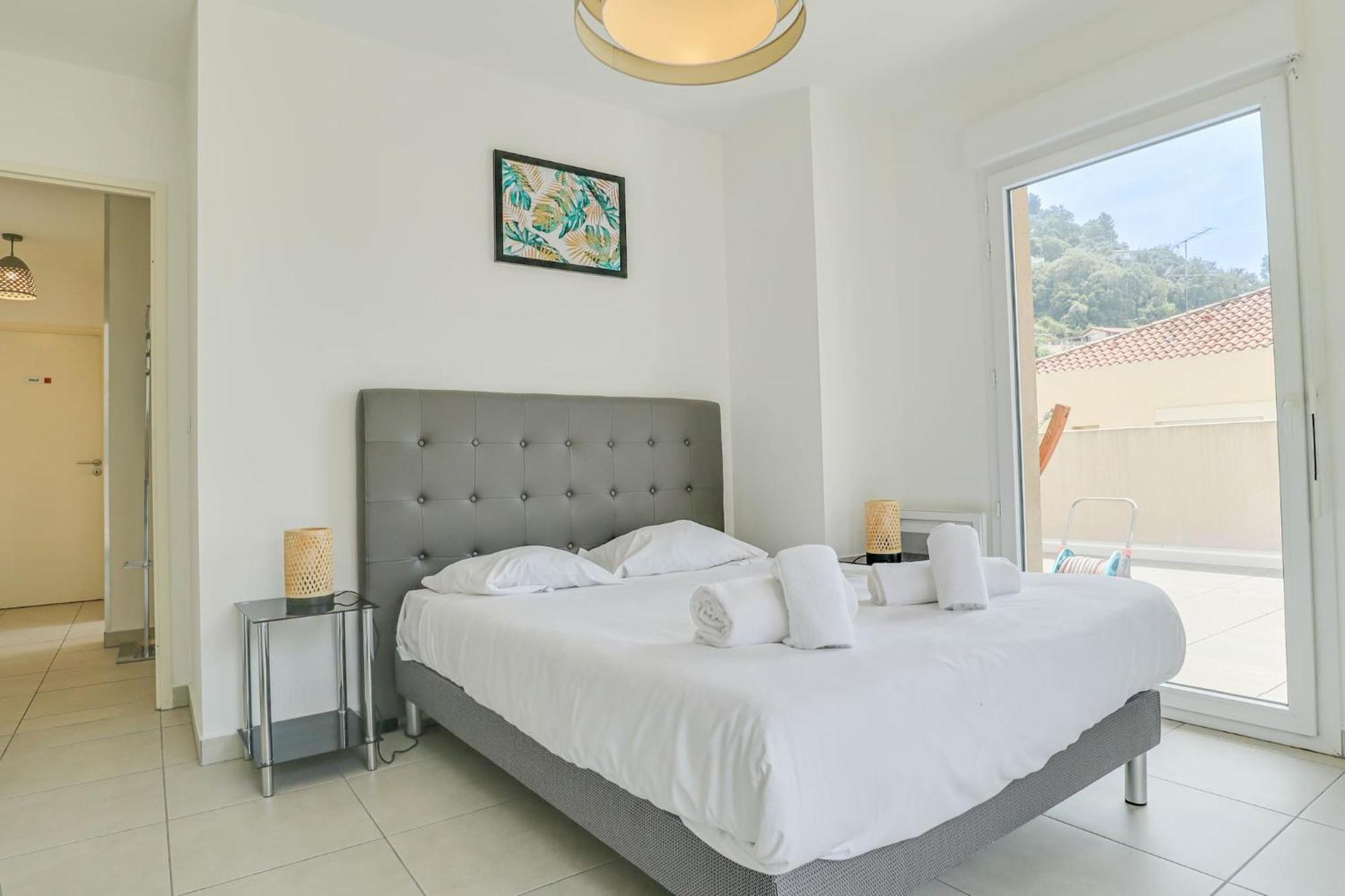 Spacieux Rooftop Parking, Terrasse Ensoleillee ม็องตง ภายนอก รูปภาพ